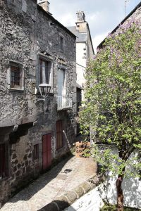 Vue sur les ruelles de Besse, village médiéval en Auvergne