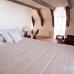 Lit king-size chambre d'hôtes Aaisa à Besse en Auvergne