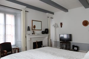 Jozephina room, guest-room in Besse in Auvergne with a king-size bed and tv