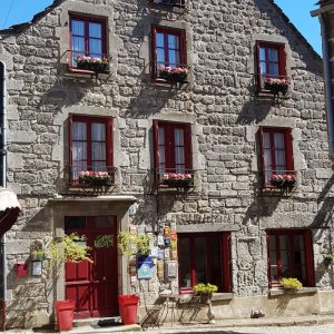 Vue générale sur la maison d'hôtes Aaisa à Besse dans le Sancy en Auvergne.